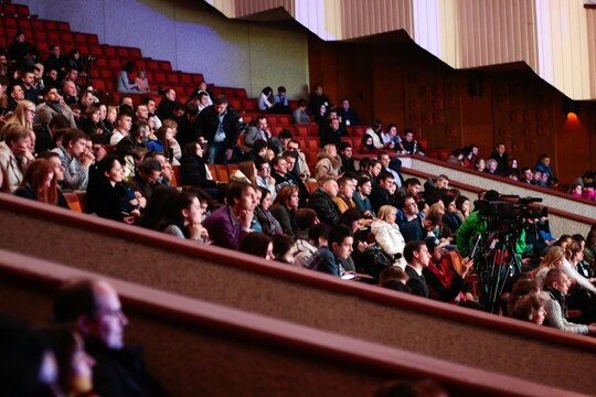 Personnes assises dans une salle pendant une conférence. Personnes assises dans une salle pendant une conférence.
